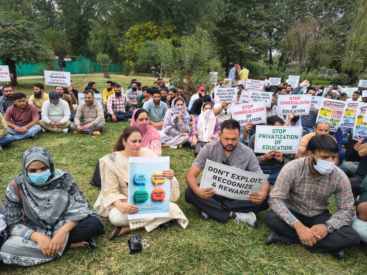 SheikhSaba14's tweet photo. Today, I joined the peaceful protest with vocational trainers to stand with them in their long-pending demands. A memorandum was submitted to the government in 2024, yet their genuine concerns remain unresolved.

I urge @CM_JnK reconsider their demands, initiate meaningful dialogue and ensure a fair and time-bound resolution. These trainers deserve justice, dignity and clarity regarding their future @JKVTWA