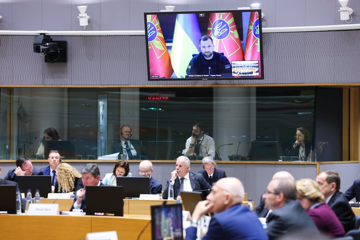 EUCouncilPress's tweet photo. Today at #FAC Defence, 🇪🇺 ministers discussed:

📌 EU support for Ukraine, including an informal exchange with @DefenceU minister Evgeniy Khmara
📌 the situation in the Middle East
📌 Russia's hybrid campaign
📌 EU defence procurement

More 👉 https://t.co/stvu6eSQgC https://t.co/is8oluXlQn