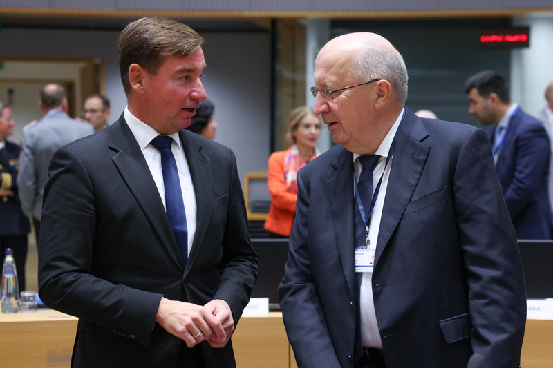 EUCouncilPress's tweet photo. Today at #FAC Defence, 🇪🇺 ministers discussed:

📌 EU support for Ukraine, including an informal exchange with @DefenceU minister Evgeniy Khmara
📌 the situation in the Middle East
📌 Russia's hybrid campaign
📌 EU defence procurement

More 👉 https://t.co/stvu6eSQgC https://t.co/is8oluXlQn