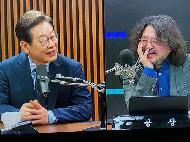 wpdlatm10's tweet photo. 이주신

김어준이 동지를 떠나보내는 방법.

아리스토텔레스는 국가를 지탱하는 힘으로 법과 정의만큼이나 ‘우정’을 중요하게 보았다. 생각해보면 묘한 말이다. 정치는 이해관계가 충돌하는 곳인데, 그 한복판에 우정이라니.

오늘 김어준이 그 단어를 꺼냈다.

이재명 대통령의 기자회견을 여러 번 다시 봤다고 했다. 그리고 말했다.

“사랑의 시기는 끝났다.”

관계의 변화.

사랑할 때 우리는 자꾸 대신 아파한다. 대신 싸우고, 대신 변명하고, 혹시 상처 입을까 먼저 방패를 든다.

김어준도 그랬을 것이다. 계엄 이후부터 대선, 그리고 집권 이후까지 대통령의 국정을 알리고 성과를 전하면서 지지율 하나에도 마음을 졸였다.

그런데 이제 그는 한 걸음 물러섰다.

미워하지도 않겠다. 경멸하지도 않겠다. 떠나지도 않겠다. 대신 친구가 되겠다고 했다.

우정은 사랑보다 어쩌면 더 어려운 관계다. 마주 보고 있기 때문이다. 친구는 잘못했을 때 잘못했다고 한다. 듣기 싫은 말도 한다. 그리고 싸우고 나서도 쉽게 버리지 않는다.

사랑은 보호하려 하지만, 우정은 대등하게 마주 본다.

오늘 김어준의 말을 그렇게 들었다. 대통령을 사랑의 대상에서 내려놓고, 함께 책임져야 할 정치의 동료로 다시 세웠다.

이 변화는 김어준 한 사람의 이야기가 아닐지도 모른다.

정치에서 가장 위험한 순간은 지지자가 국민이기를 멈추는 순간이다. 지지는 위임이지 복종이 아니고, 선거가 끝났다고 주권까지 청와대에 맡기는 것도 아니다.

결국 정치를 하는 것은 국민이다.

계엄 이후 쑥대밭이 된 대한민국에서 이제 더 큰 싸움이 시작되는지도 모르겠다. 누가 더 대통령을 사랑하느냐를 겨루는 싸움이 아니라, 어떤 나라를 다시 세울 것인가를 두고 벌어지는 긴 논쟁 말이다.

어쩌면 김어준은 오늘 동지를 떠나보낸 것이 아니라, 대통령을 대통령의 자리로 보내준 것인지도 모르겠다.

사랑은 끝날 수 있다. 
그러나 제대로 된 우정은, 그때부터 시작되는 것 아닌가.

#김어준 #정치적우정 #이재명정부 #국민주권 #민주주의