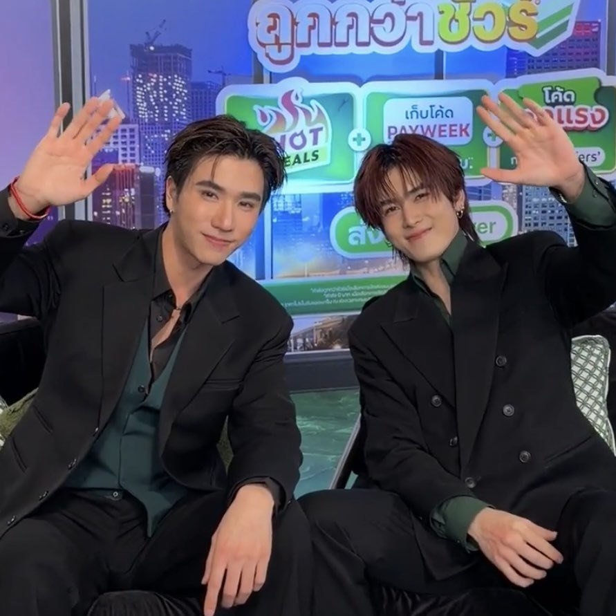 MayZinwuan's tweet photo. ธนพนธ์กำลังตกหลุมรักพงศภัคอยู่ และมีแพลนที่จะแต่งงานกันด้วยนะ เร็ว ๆ นี้กำลังจะแต่งงานกันแล้วล่ะ แถมยังเชิญแฟน ๆ ให้ไปร่วมงานด้วย อย่าลืมไปกันนะ"คำแปลตามประโยค: 

GRABFOOD WITH PERTHSANTA

#GrabFoodถูกกว่าชัวร์xPERTHSANTA https://t.co/UOI72PrFpl
