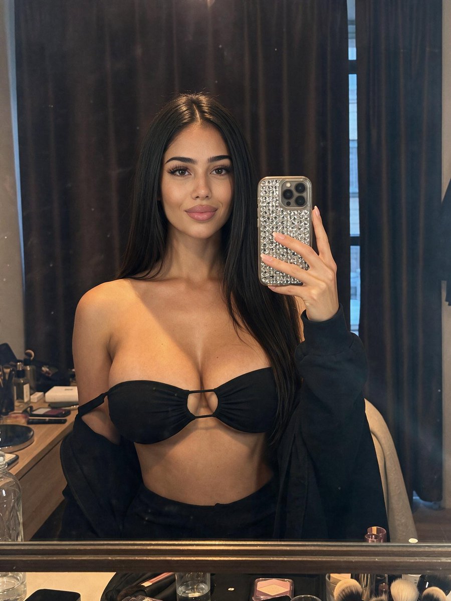 Freya3Peso's tweet photo. s this top cute? https://t.co/Jo0KWBN9m6