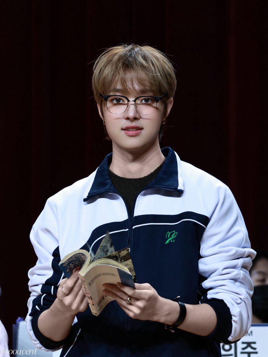 oou_cent's tweet photo. 260928 의주 선배📖  
#의주 #EJ #andTEAM #앤팀 https://t.co/XlH7gWeu7C