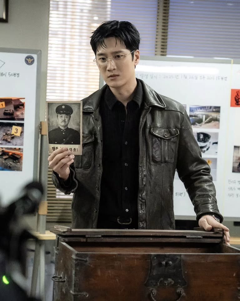belazygal's tweet photo. my favourite looks of ahn bohyun as jin isoo in flex x cop season 2 ♡ https://t.co/9pQ7iKJB1E