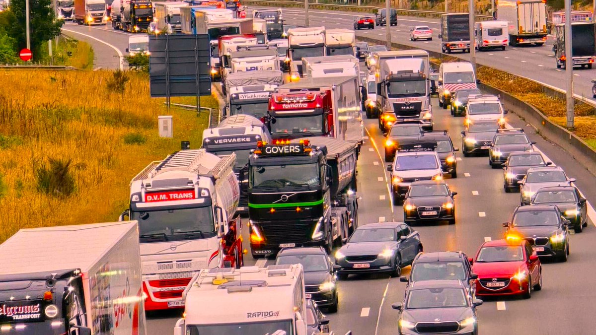 KhabarMixNews's tweet photo. 🚗 Verkeer Antwerpen vandaag: welke wegen zijn afgesloten en waar staan de files? Vooral de N101 en Antwerpse Ring zorgen voor hinder. Check de actuele situatie vóór vertrek! 👇
https://t.co/bXSTimiSX6
#Antwerpen #Verkeer #VerkeerAntwerpen #Files #R1 #N101 #Verkeersinfo https://t.co/6l7gFUSnzx