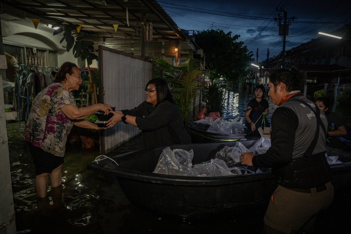 Mirror_org's tweet photo. “กินข้าวยังคะ รับข้าวไหม“
.
เย็นวันนี้ ข้าวจากครัวกลางกระจกเงา
300 กล่อง และของใช้จำเป็นลุยน้ำเดลิเวอรี
ส่งถึงหน้าบ้านผู้ประสบภัย
หมู่บ้านพูนสินธานี 1 ร่มเกล้า 
ในจุดที่น้ำท่วมสูงออกจากบ้านลำบาก
.
เป็นวันที่ 3 แล้ว ที่น้ำเข้าหมู่บ้าน
เข้า-ออกหาของกินลำบาก
ของที่พอจะหากินได้ ก็มีให้ไม่มาก
.
เราเดินไปเรื่อย ๆ จากต้นซอย
จนกลางซอยน้ำสูงเริ่มเดินยาก
ระหว่างทางคนที่ติดในบ้าน
ส่งสัญญาณขอข้าว น้ำ อาหาร
เพื่อต่อปากท้องคนในบ้าน
ให้พ้นคืนนี้
.
ในระยะรอน้ำลด 
ครัวกลางมูลนิธิกระจกเงา
ยังเปิดทำอาหารเพื่อผู้ประสบภัย
และหลังจากน้ำลด
เราจะเข้าสู่โหมดฟื้นฟูล้างบ้าน
ช่วยผู้ประสบภัยเข้าบ้านโดยเร็ว 
.
สนับสนุนวัตถุดิบประกอบอาหาร 
ทั้งของสด ของแห้ง น้ำดื่ม นมผง ฯลฯ
ได้ที่ มูลนิธิกระจกเงา เลขที่ 191 ซอย 
วิภาวดีรังสิต 62 แยก 4-7
แขวงตลาดบางเขน เขตหลักสี่ กทม. 10210
โทร.061-909-1840, 063-931-6340
(ไม่แนะนำให้เดินทางมาด้วยรถเล็ก)

#น้ำท่วมกรุงเทพ #มูลนิธิกระจกเงา