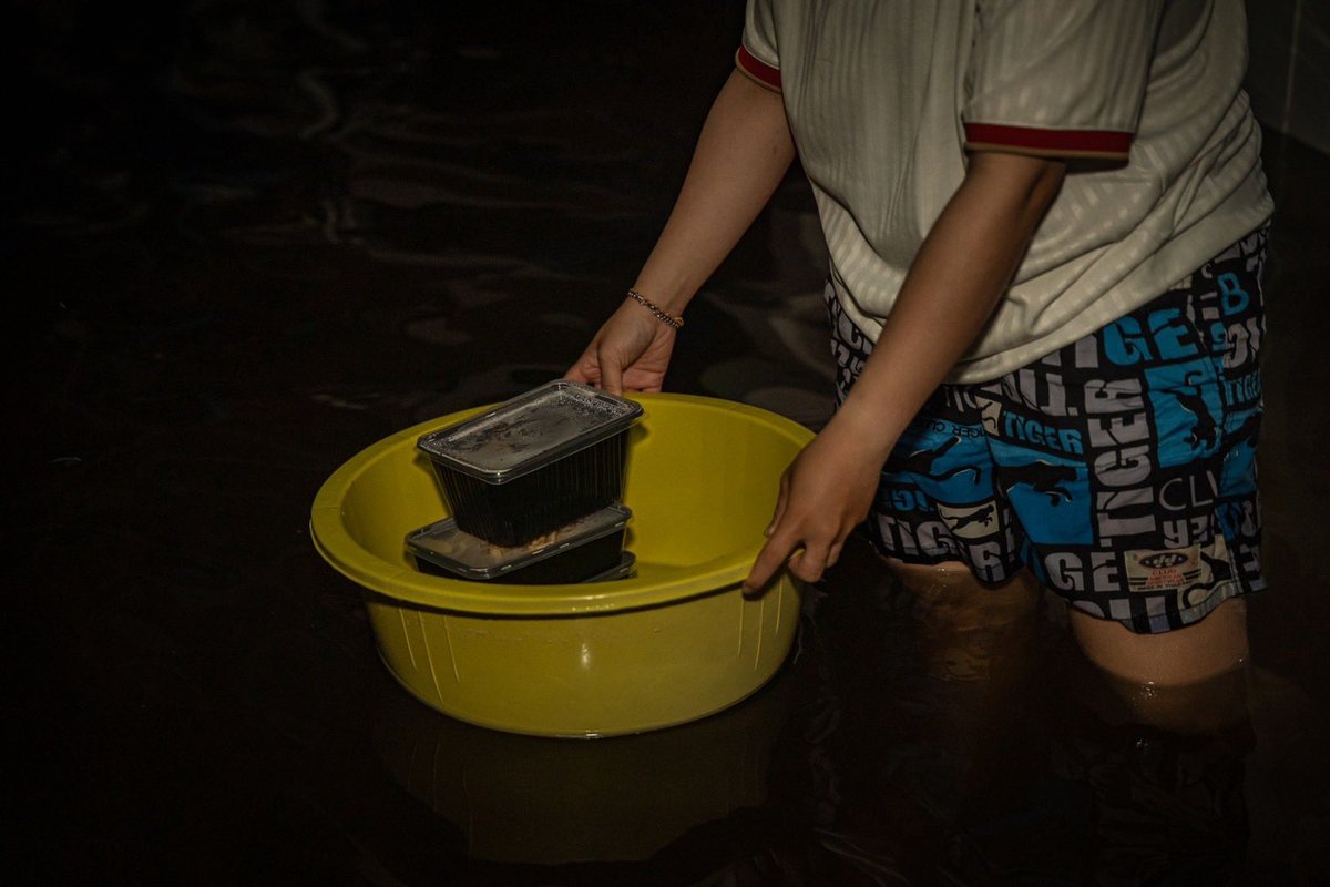 Mirror_org's tweet photo. “กินข้าวยังคะ รับข้าวไหม“
.
เย็นวันนี้ ข้าวจากครัวกลางกระจกเงา
300 กล่อง และของใช้จำเป็นลุยน้ำเดลิเวอรี
ส่งถึงหน้าบ้านผู้ประสบภัย
หมู่บ้านพูนสินธานี 1 ร่มเกล้า 
ในจุดที่น้ำท่วมสูงออกจากบ้านลำบาก
.
เป็นวันที่ 3 แล้ว ที่น้ำเข้าหมู่บ้าน
เข้า-ออกหาของกินลำบาก
ของที่พอจะหากินได้ ก็มีให้ไม่มาก
.
เราเดินไปเรื่อย ๆ จากต้นซอย
จนกลางซอยน้ำสูงเริ่มเดินยาก
ระหว่างทางคนที่ติดในบ้าน
ส่งสัญญาณขอข้าว น้ำ อาหาร
เพื่อต่อปากท้องคนในบ้าน
ให้พ้นคืนนี้
.
ในระยะรอน้ำลด 
ครัวกลางมูลนิธิกระจกเงา
ยังเปิดทำอาหารเพื่อผู้ประสบภัย
และหลังจากน้ำลด
เราจะเข้าสู่โหมดฟื้นฟูล้างบ้าน
ช่วยผู้ประสบภัยเข้าบ้านโดยเร็ว 
.
สนับสนุนวัตถุดิบประกอบอาหาร 
ทั้งของสด ของแห้ง น้ำดื่ม นมผง ฯลฯ
ได้ที่ มูลนิธิกระจกเงา เลขที่ 191 ซอย 
วิภาวดีรังสิต 62 แยก 4-7
แขวงตลาดบางเขน เขตหลักสี่ กทม. 10210
โทร.061-909-1840, 063-931-6340
(ไม่แนะนำให้เดินทางมาด้วยรถเล็ก)

#น้ำท่วมกรุงเทพ #มูลนิธิกระจกเงา