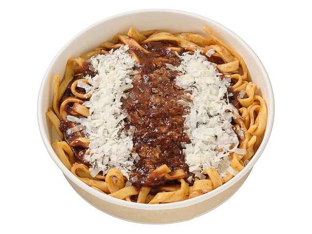 snoopysaisin's tweet photo. 10月7日よりセブンイレブンから『もっちもち生パスタ　濃厚ボロネーゼ』が新発売されます✨
 
※セブンイレブン公式サイトより引用 https://t.co/PTKG4huzsz