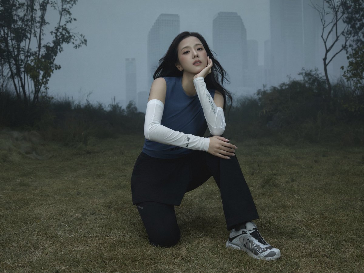 ComplexSneakers's tweet photo. JISOO fronts her first global campaign for Salomon with “In the Open,” showcasing the brand’s Fall/Winter 2026 collection across Seoul 🇰🇷

📸: Salomon https://t.co/yC8yXdMq6p