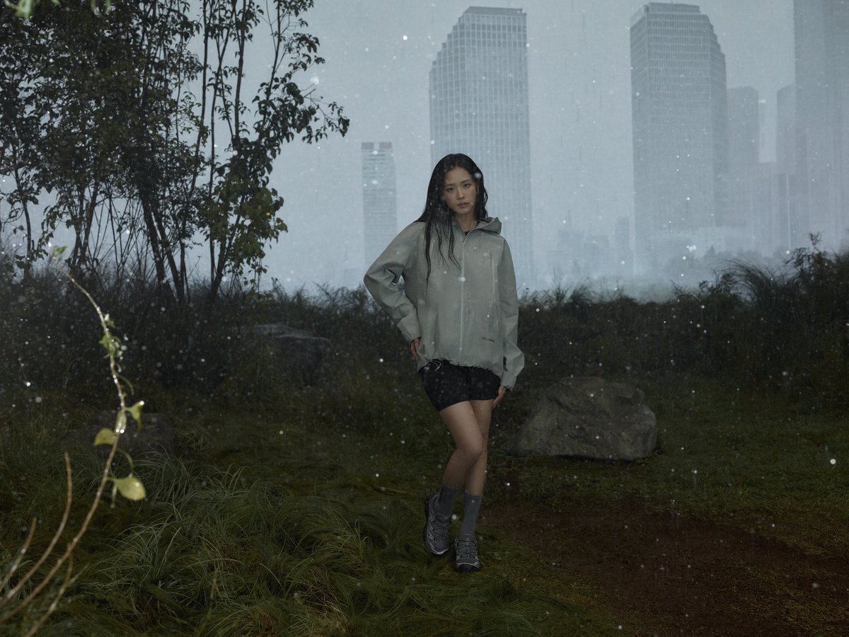 ComplexSneakers's tweet photo. JISOO fronts her first global campaign for Salomon with “In the Open,” showcasing the brand’s Fall/Winter 2026 collection across Seoul 🇰🇷

📸: Salomon https://t.co/yC8yXdMq6p