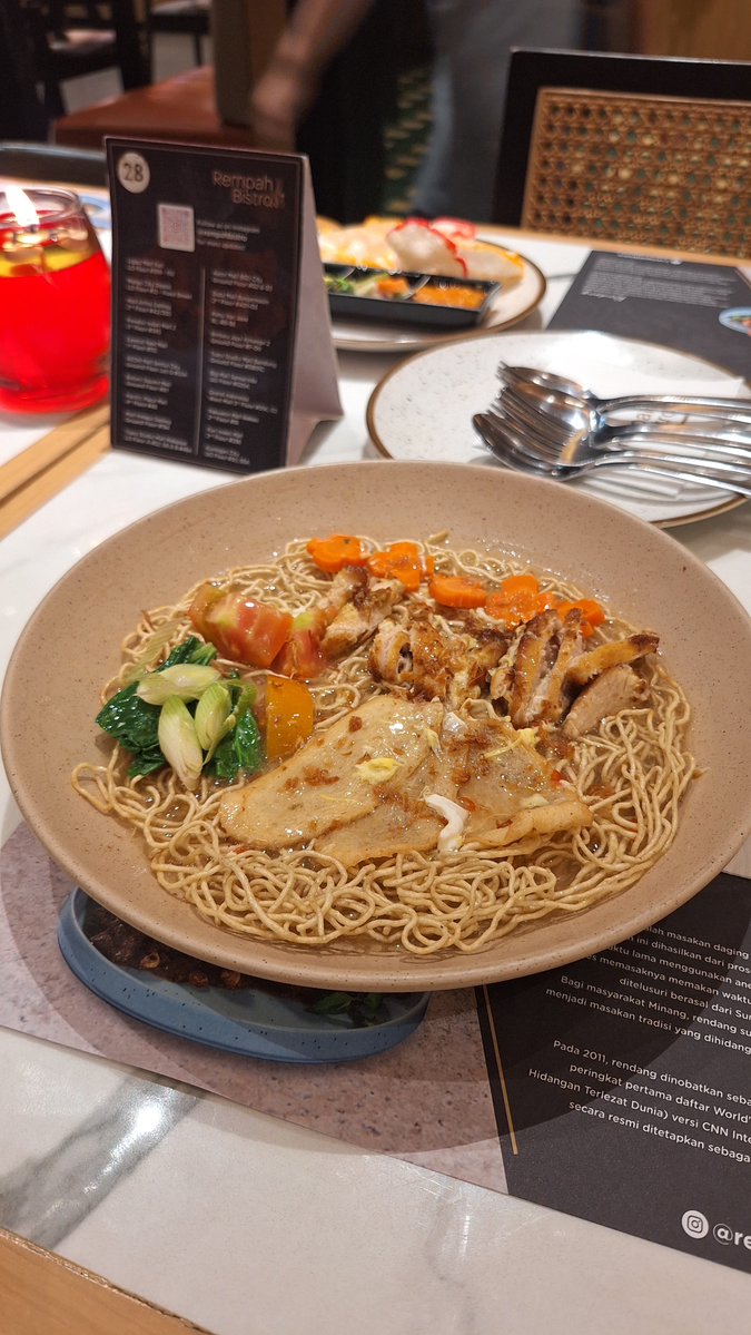 doydery's tweet photo. merayakan ultah hendery dengan MAKAN ENAK https://t.co/5lgZF5dlVQ