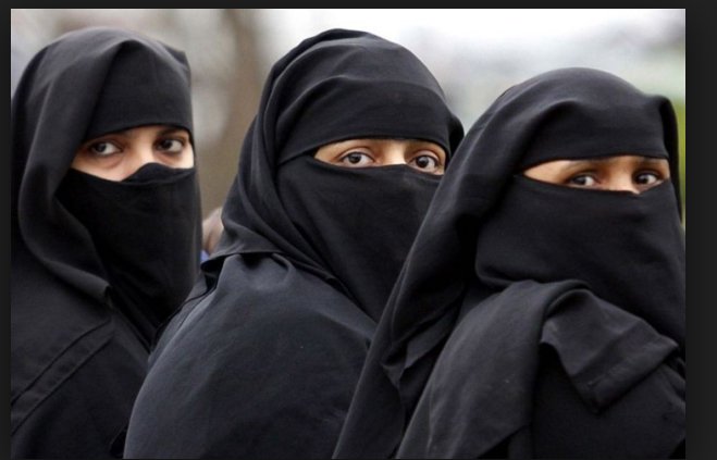 ioilmario's tweet photo. Ecco, l'outfit futuro per le donne europee ...... 
Preparateviiiiiiiiii
Vi aspetteranno:
Cinghiate, cazzotti, sberloni, sfornare figli a manetta e magari essere la quarta moglie di un beduino puzzolente con i denti color radica 
Auguri !!! https://t.co/v4Lx5Gf6bF