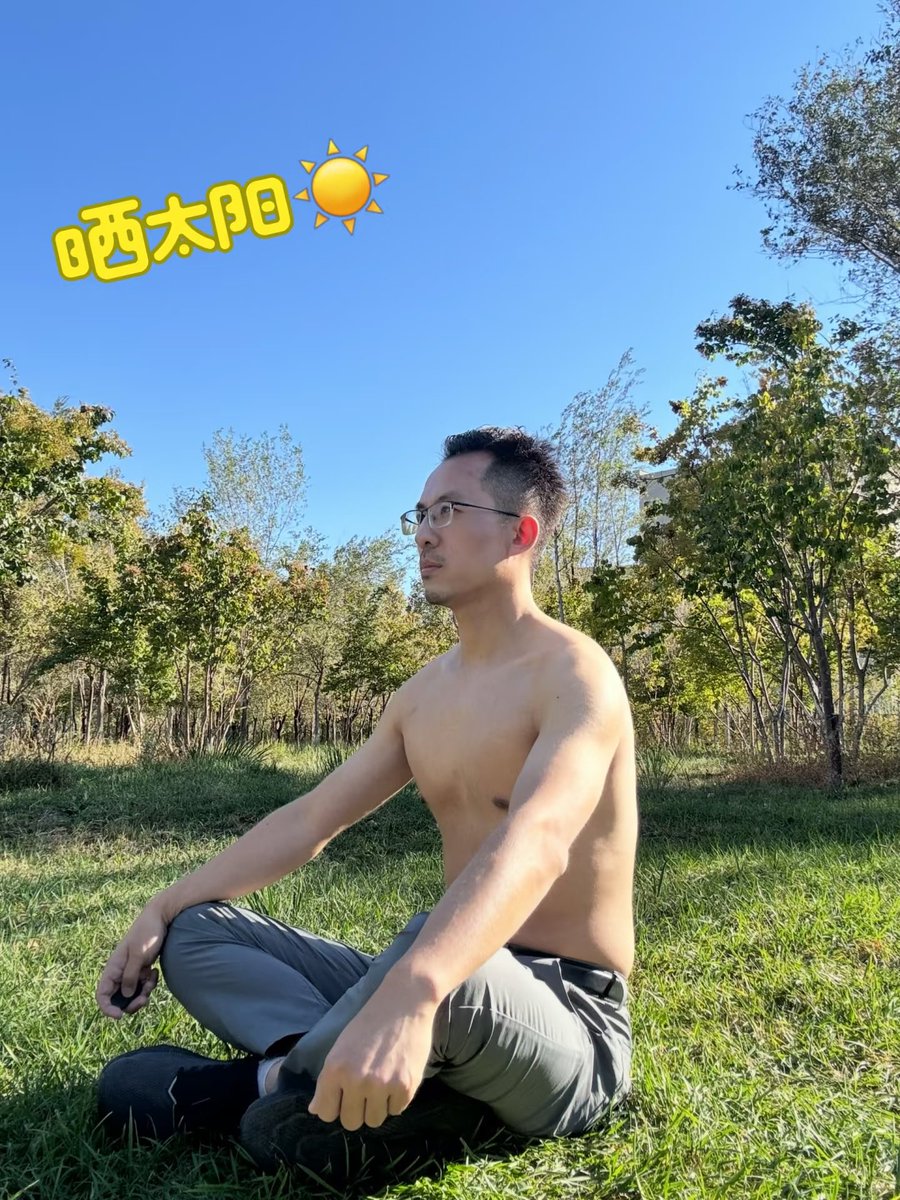 Felix_Shuai's tweet photo. 乌鲁木齐的本意是优美的牧场，果然这座城市很适合小草的生长，各个公园里都有大片的草坪，市民们可以免费露营🏕、可以晒太阳、可以野餐。秋季的乌鲁木齐，真的很不错。 https://t.co/Ls4CG9HxyJ