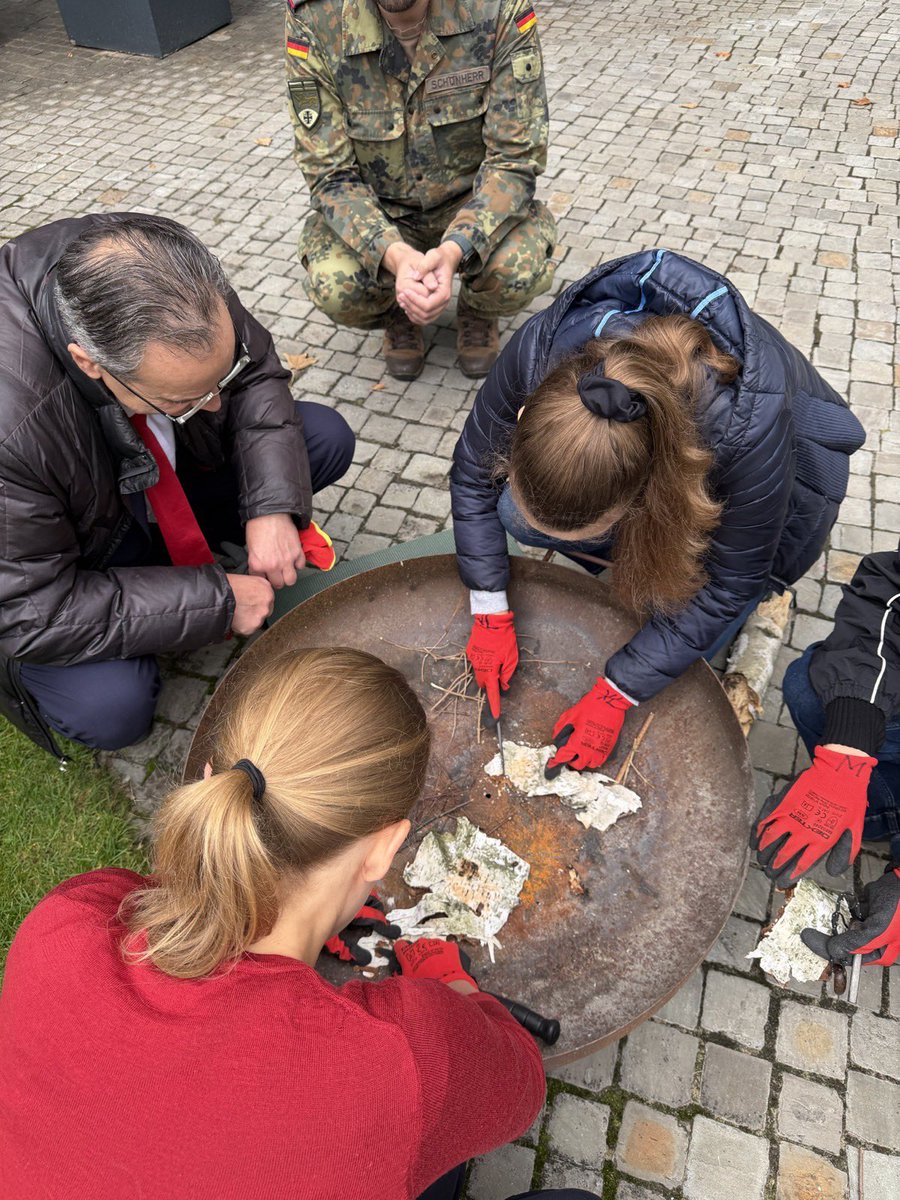 Amb_Berger's tweet photo. Odporność, przygotowanie, bezpieczeństwo: dziękuję 18. Stołecznej Brygadzie Obrony Terytorialnej za szkolenie #wGotowości dla pracowników Ambasady. Kolejny obszar w 🇵🇱, który może być przykładem dla 🇩🇪! https://t.co/BrjBEfoms0
