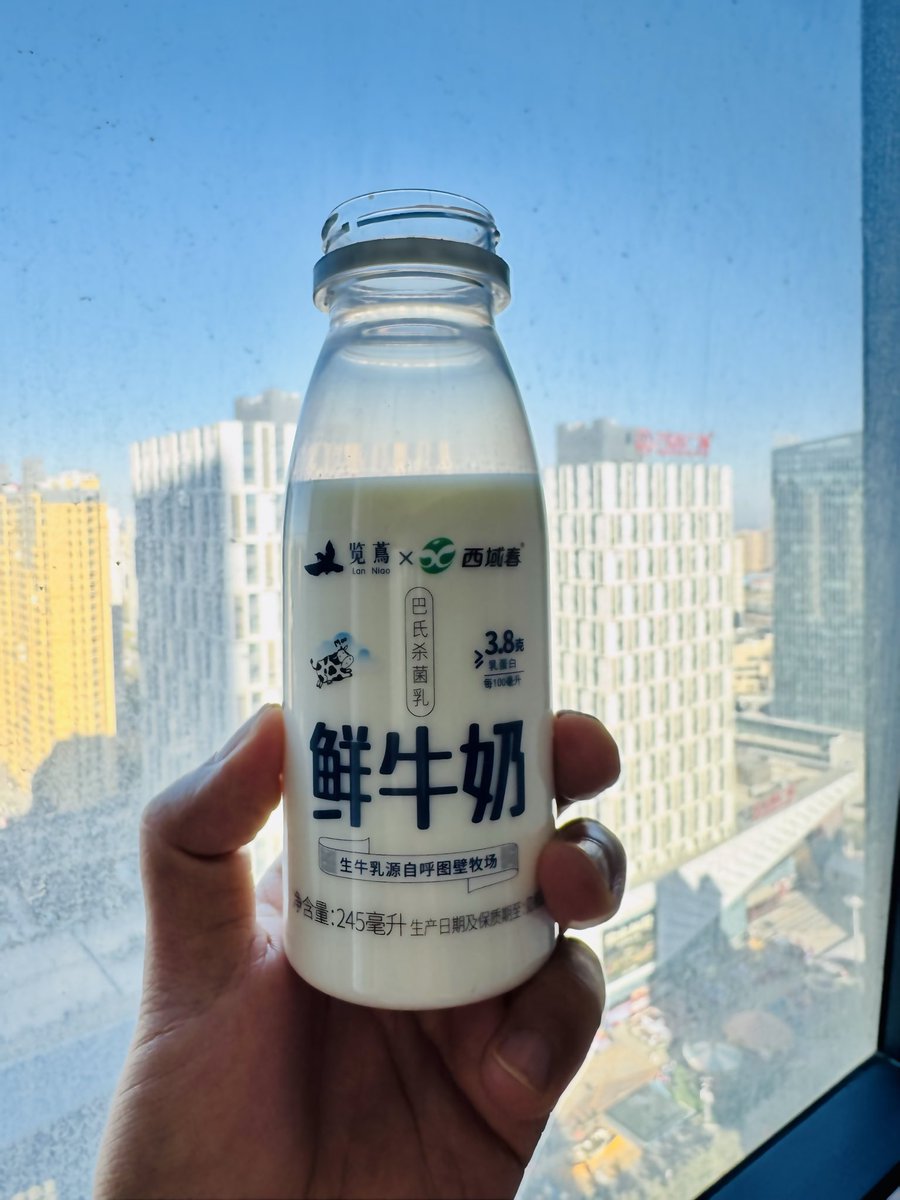Felix_Shuai's tweet photo. 都知道新疆的牛奶🥛好喝，这两年，新疆的巴氏杀菌鲜奶也多了起来。这款览茑超市与西域春合作的鲜牛奶就挺好喝，价格还便宜。 https://t.co/J26UbodK72