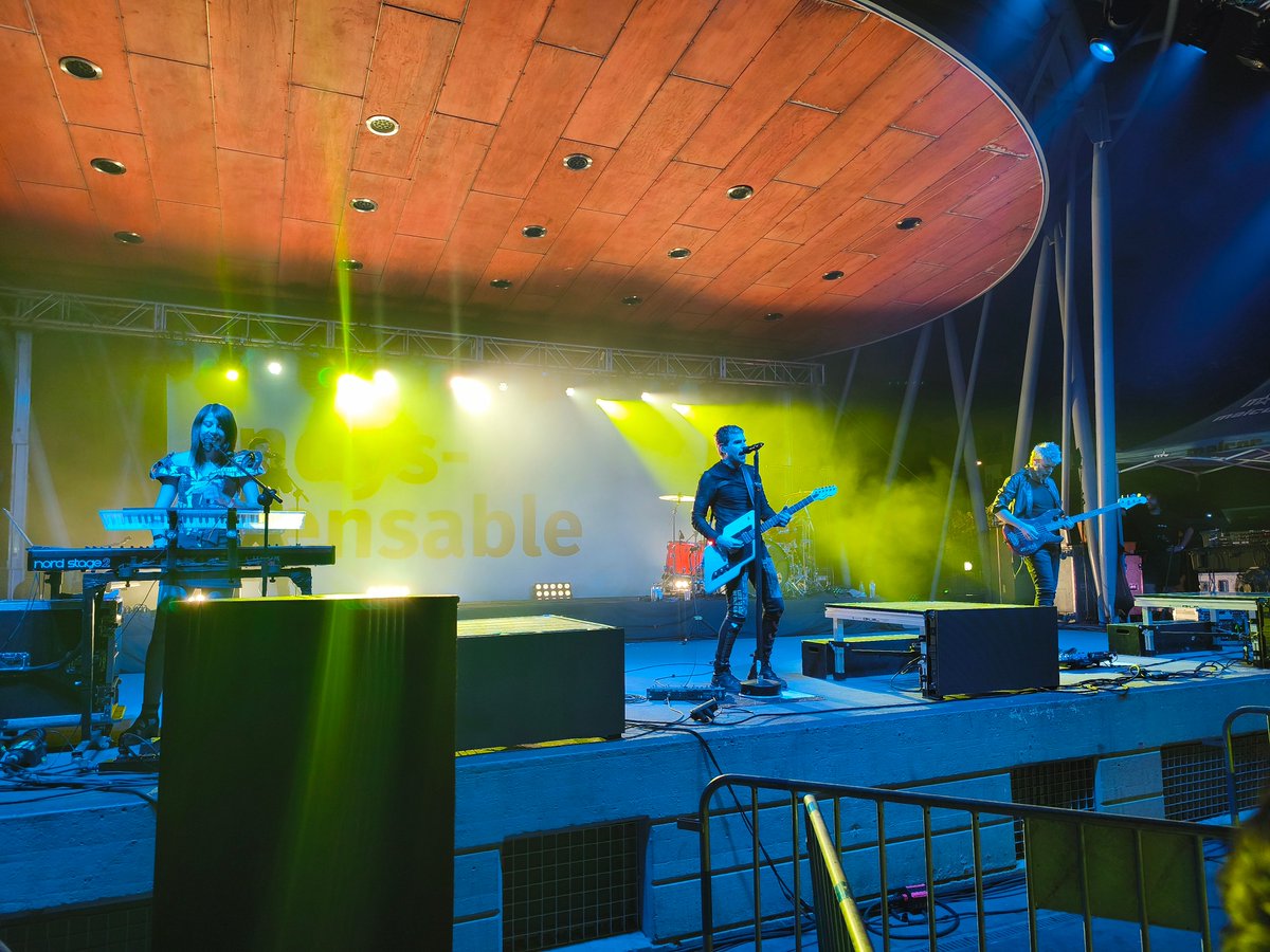 DistritoVillav's tweet photo. Indyspensable, el festival gratuito de música ‘indie’ que organiza la Junta de Villaverde, cerró su 21ª edición con un nuevo éxito de crítica y público.

Crónica aquí: https://t.co/4tv9sspucZ https://t.co/5scFsi6AbQ