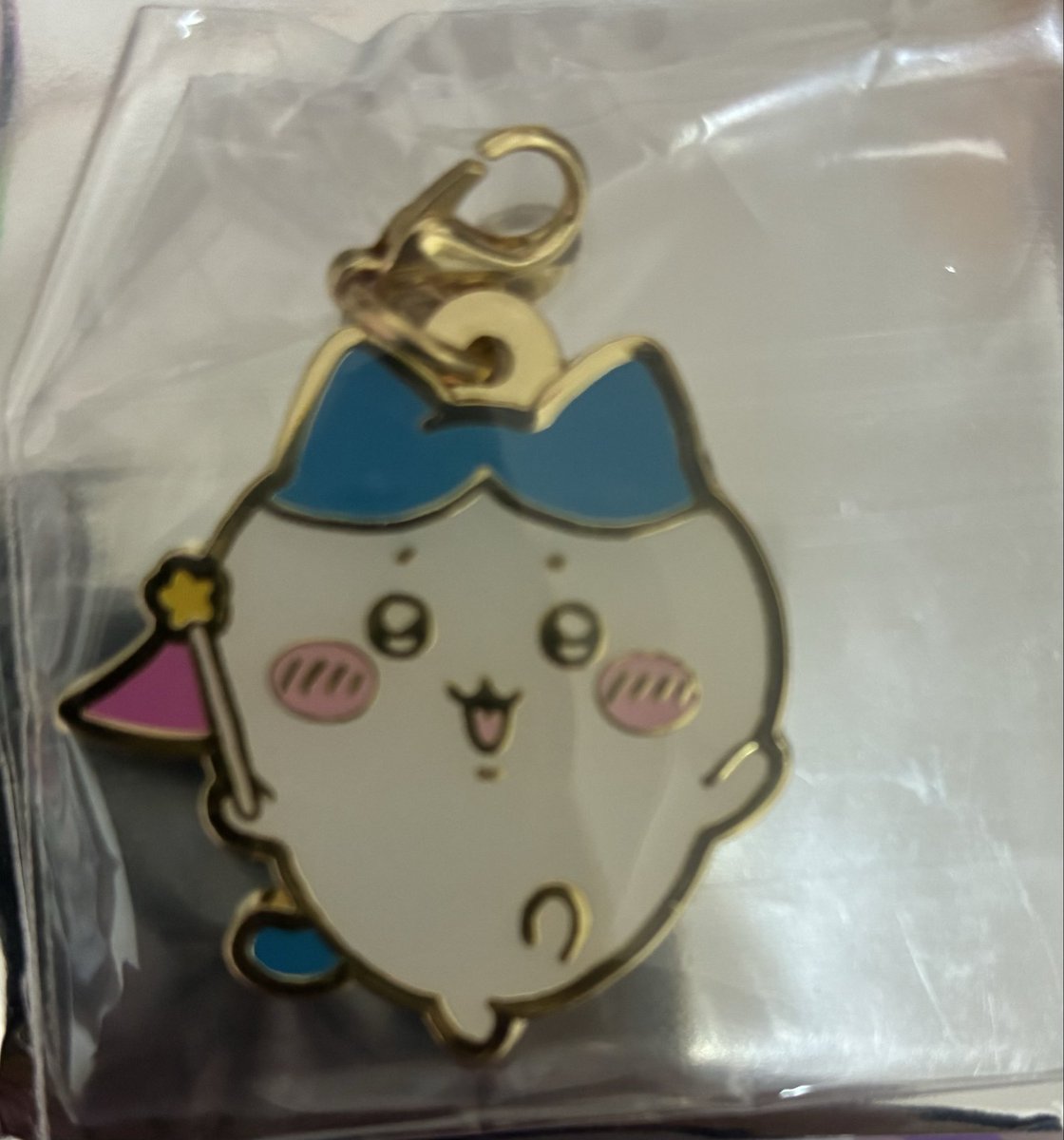 koarachan7's tweet photo. ちいかわパーク　
ちいかわ　トレ
交換

【求】ラッコ（なるべく同種）>古本屋
【譲】ホログラム缶バッジ　ハチワレ　
　　メタルチャーム　ハチワレ
　　ライティングマスコット　モモンガ

池袋手渡し（新宿なども可） https://t.co/8CiusbzfsB
