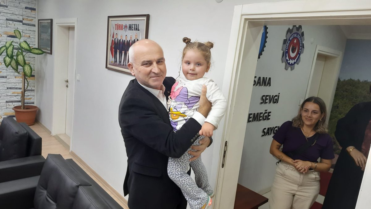 baytur1974's tweet photo. Kıymetli üyelerimiz,eşleri ve hayatta en kıymetlilerimiz çocukları ile Didim eğitim dönüşü Çok değerli Genel Başkanımız Sn Uysal Altundağ’a teşekkürlerini şubemizi ziyaret ederek ilettiler.
Üyelerimize nazik ziyaretleri için teşekkür ederiz.

#BizBüyükBirAileyiz

#TürkMetalSendikası
#LiderUysalAltundağ
#Biga1NoluŞube