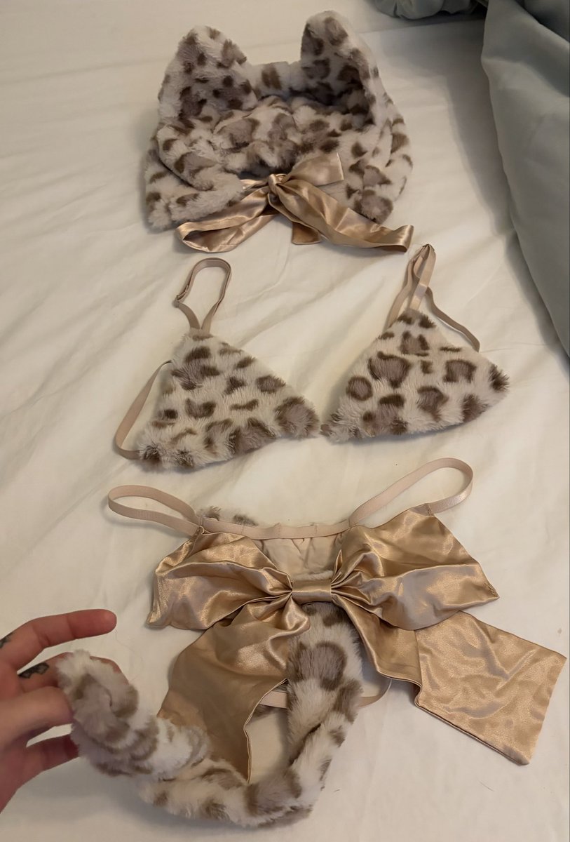 kittykatmercw's tweet photo. closest i will get to wearing a furry outfit … no hate it’s just not my thing butt this cheetah bow/tail is cute as fuck 
😩🥰💋 #nsfwt https://t.co/mjD43CjW4t