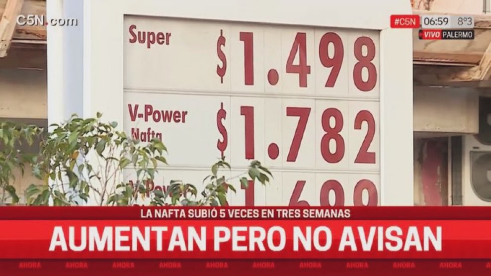 MarinaGlezer's tweet photo. Desde que comenzó la gestión de 
Javier Milei en diciembre de 2023, el precio de la nafta en Argentina acumuló un aumento de entre el 428% y el 558% https://t.co/HUh0bcEuWh