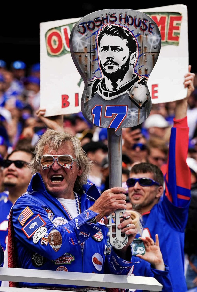 billselvis's tweet photo. Photo cred Emilee Fails https://t.co/Z7olhbnIqp - guitar cred to Bakes and Vic Thibalt 
Happy victory Monday everyone!!  #GoBills https://t.co/zLZ5ntKQii