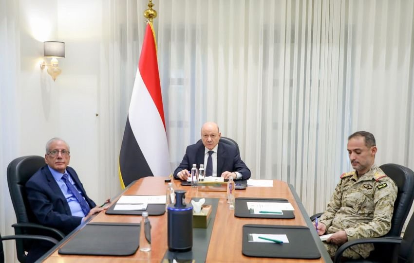 Almunaifi2017's tweet photo. رئيس مجلس القيادة يشيد بكفاءة القوات المسلحة ويوجه بتسريع تنفيذ قراري العودة الآمنة والتعبئة العامة https://t.co/dBxomJZbgA