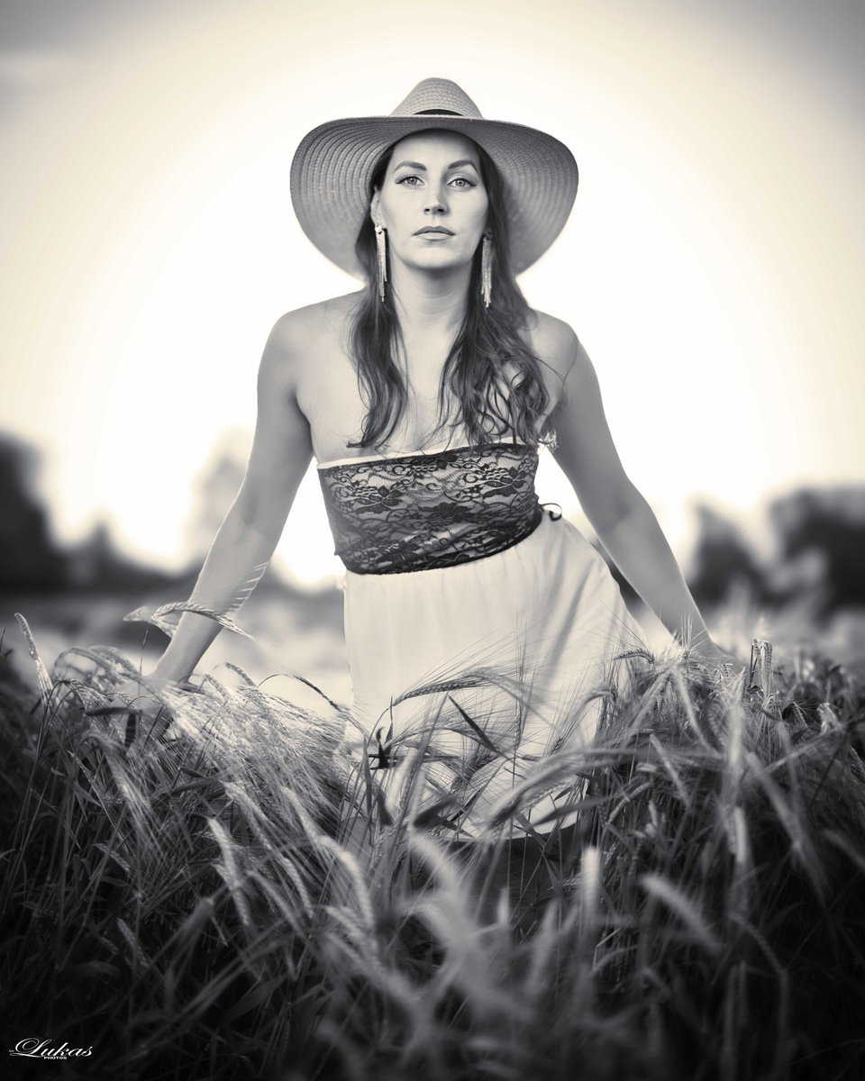 averyroberts6dv's tweet photo. The wild beauty of the evening sun: a hat shading the eyes, hands brushing against ripe ears of grain. https://t.co/KIcvWFND7V