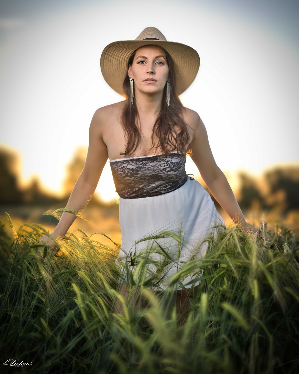 averyroberts6dv's tweet photo. The wild beauty of the evening sun: a hat shading the eyes, hands brushing against ripe ears of grain. https://t.co/KIcvWFND7V