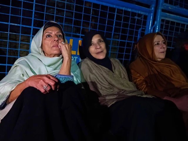 KaliwalYam's tweet photo. بہنوں کو بھولنا مت 🚨
سوشل میڈیا پر فضول scrolling کی بجائے یہ ٹرینڈ #خان_کی_بہنیں_فوری_رہا_کرو جوائن کریں اور عمران خان کی معصوم بہنوں کی رہائی کے لئے آواز اٹھائیں https://t.co/x3FlqffBUN