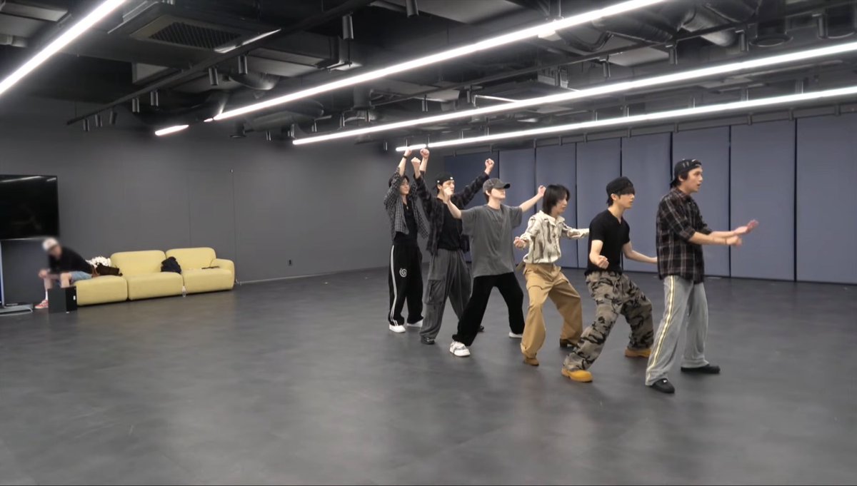 leesunqy's tweet photo. ga mungkin juga kan tiba2 staff duduk disini sendirian?? ini beneran mark guys 😭😭😭 lagi ngeliatin adek2nya latihan 😭😭😭 ya Allah beneran ya Allah... 😭😭😭 https://t.co/XTCOHJu672
