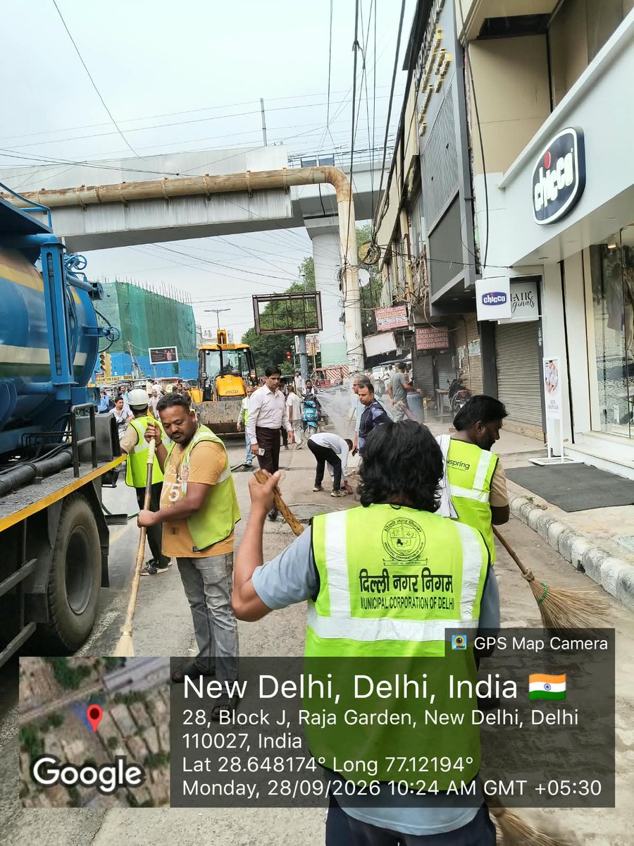 MCD_Delhi's tweet photo. A focused inspection was carried out at Rajouri Garden Main Market by the Deputy Commissioner, West Zone, MCD, to review ongoing cleanliness and sanitation arrangements. 

The inspection focused on deep-cleaning activities and coordinated efforts by the sanitation and maintenance teams as part of the ongoing #SwachhataHiSeva campaign, with emphasis on maintaining cleaner and better-managed public spaces.

@gupta_rekha @CMODelhi @praveshwahi @dcwestzone 

#MCD #MCDCares #Delhi #CleanDelhi #WestZone #SwachhataHiSeva #DeepCleaning #CleanDelhi