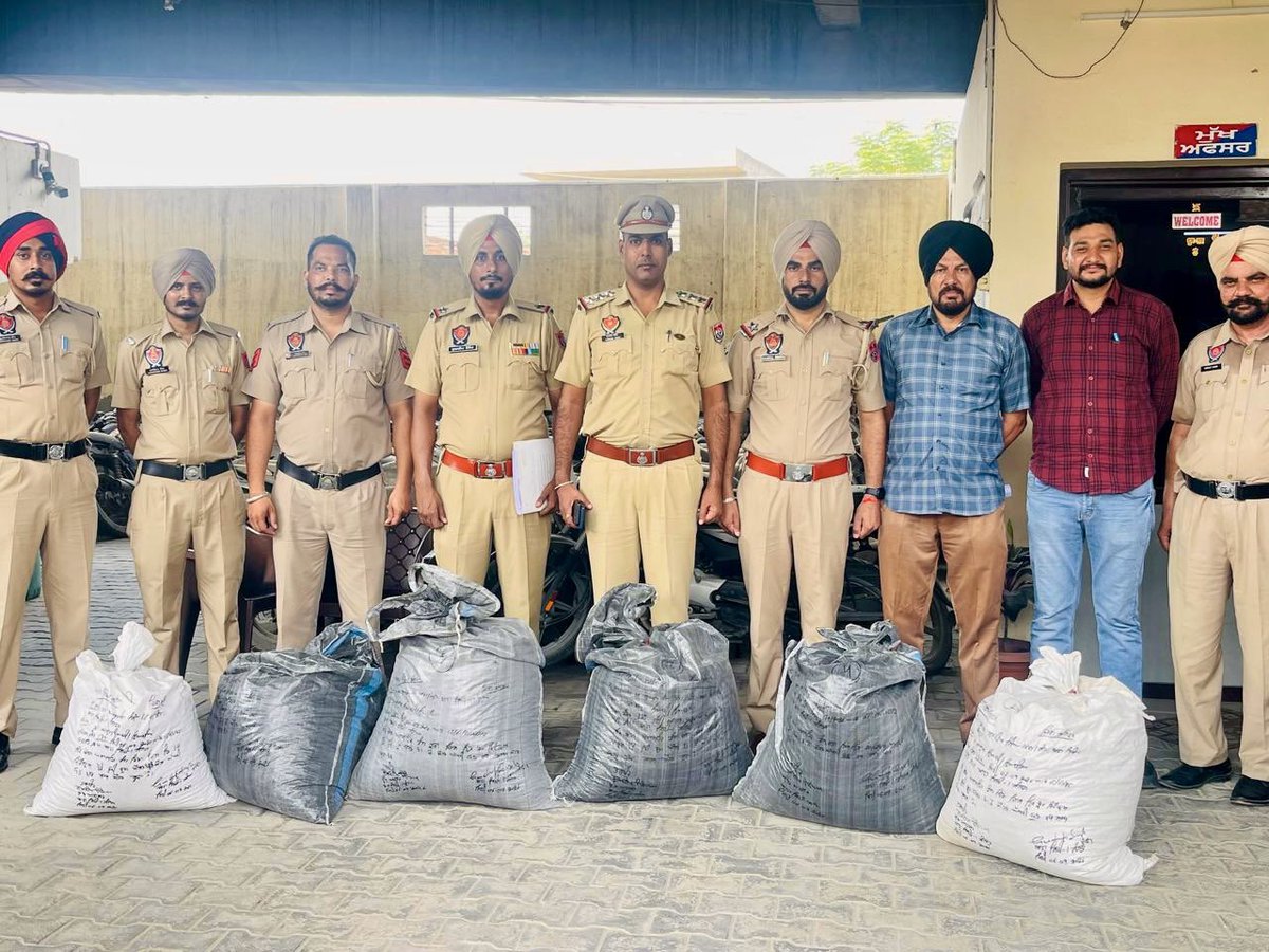 SangrurPolice's tweet photo. 🚨 Under the ongoing #YudhNashianVirudh campaign, #SangrurPolice (PS City-1 Sangrur) recovered 110 kg of poppy husk from 02 cars and arrested 02 persons in connection with the case.
#ActionAgainstDrugs https://t.co/RfeijKQFHx