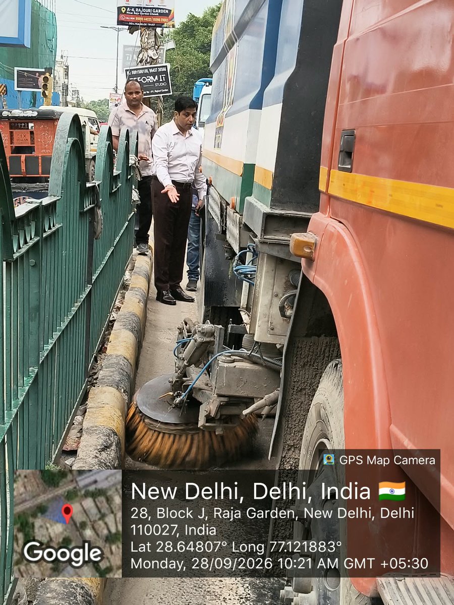 MCD_Delhi's tweet photo. A focused inspection was carried out at Rajouri Garden Main Market by the Deputy Commissioner, West Zone, MCD, to review ongoing cleanliness and sanitation arrangements. 

The inspection focused on deep-cleaning activities and coordinated efforts by the sanitation and maintenance teams as part of the ongoing #SwachhataHiSeva campaign, with emphasis on maintaining cleaner and better-managed public spaces.

@gupta_rekha @CMODelhi @praveshwahi @dcwestzone 

#MCD #MCDCares #Delhi #CleanDelhi #WestZone #SwachhataHiSeva #DeepCleaning #CleanDelhi