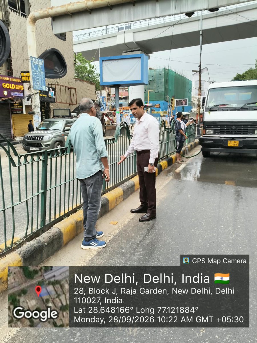 MCD_Delhi's tweet photo. A focused inspection was carried out at Rajouri Garden Main Market by the Deputy Commissioner, West Zone, MCD, to review ongoing cleanliness and sanitation arrangements. 

The inspection focused on deep-cleaning activities and coordinated efforts by the sanitation and maintenance teams as part of the ongoing #SwachhataHiSeva campaign, with emphasis on maintaining cleaner and better-managed public spaces.

@gupta_rekha @CMODelhi @praveshwahi @dcwestzone 

#MCD #MCDCares #Delhi #CleanDelhi #WestZone #SwachhataHiSeva #DeepCleaning #CleanDelhi