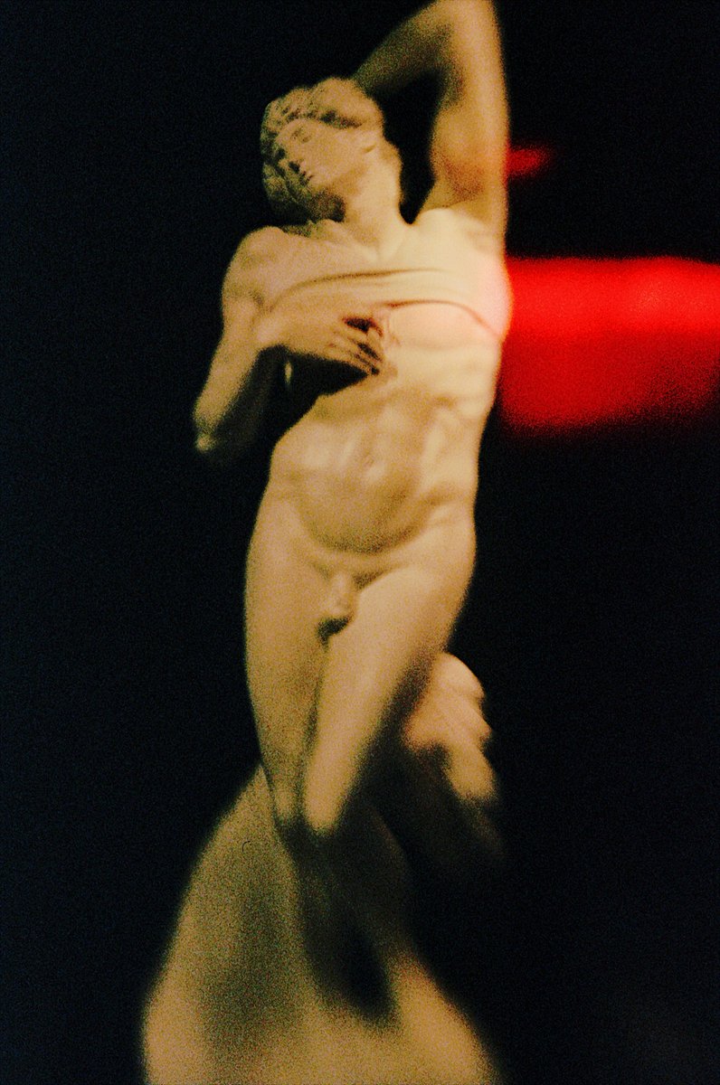 Poppyz74's tweet photo. Je crois que je ne me lasserai jamais de prendre en photo cette œuvre iconique 
sculptée par Michel-Ange 💜 

Photographie argentique. 

#frenchphotographer #35mmfilmphotography https://t.co/F2H7t8hrm8