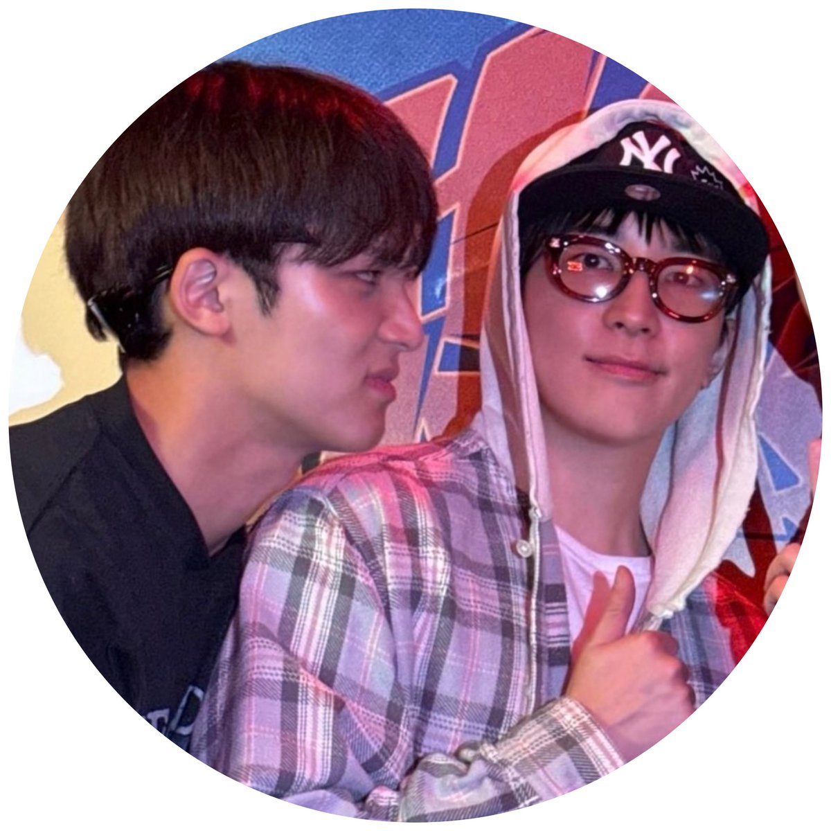 minwonjib's tweet photo. and happy one year to this minwon(woodz) photo 💚💜 https://t.co/ban3zFRM9A