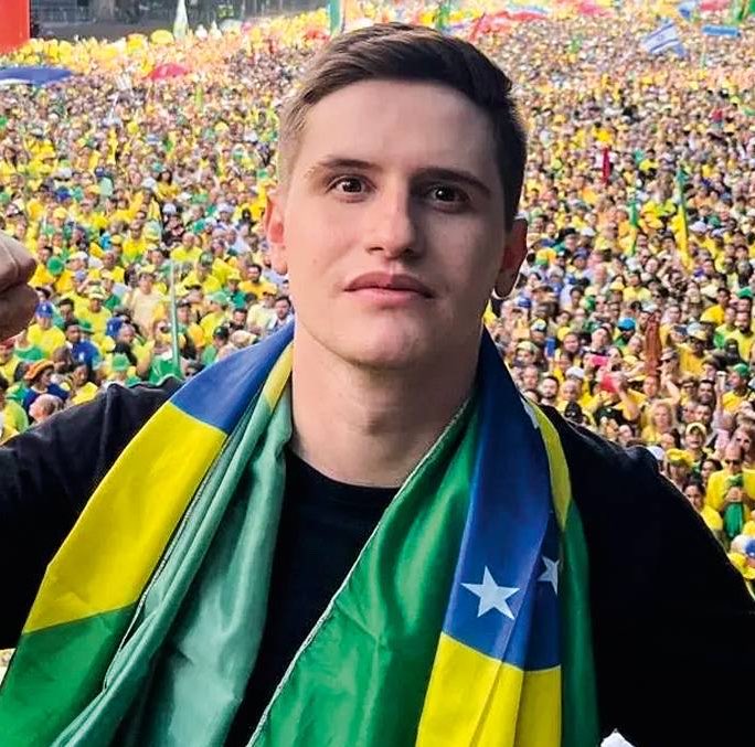 QGdoPOP's tweet photo. Lucas Pavanato acionou o TSE contra Luísa Sonza após a cantora declarar apoio a Lula durante seu show no festival Tropicadelia. Caso o pedido seja aprovado, a cantora poderá ser multada em R$ 100 MIL por evento em que fizer manifestações políticas. https://t.co/2Ghzds81Sz