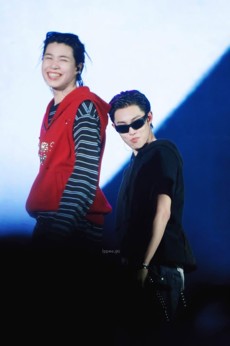 moon_ren17's tweet photo. The way Louis always smiling cutely behind his hyung 🥺💕

#루이 #LOUIS #롱샷 #LNGSHOT https://t.co/zHYiVpXSq6
