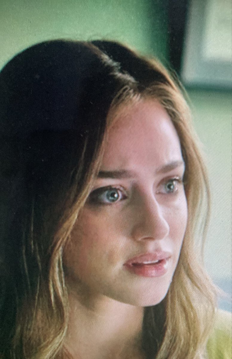 wednesdays04's tweet photo. Oh my God! Look at her !? https://t.co/OHl3DjUCQS