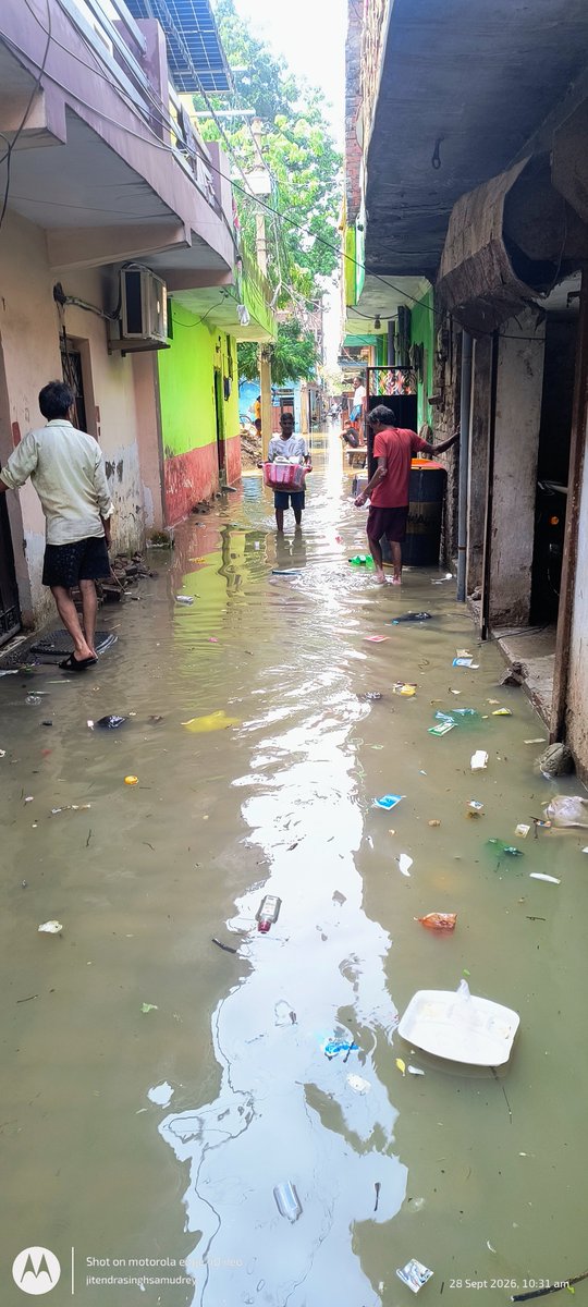 JSSamudrey's tweet photo. Ye haal hai logo ka kanpur development authority ki colony me jin galiyo me road theek se bani hi nahi waha log road tax de rahe h, jo water line me pani ata hi nahi uska bhi water tax de rhe hai sare taxes dene ke bawajood bhi KDA ki colony me pandav nadi se paani bhar rha hai.. https://t.co/5BbarrN25a