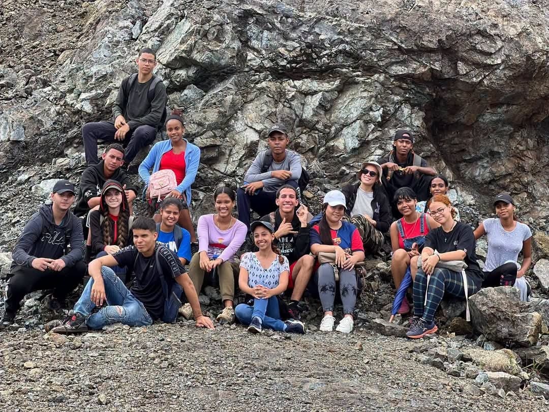 geominsal's tweet photo. El campo de investigación del geólogo es el propio planeta, le corresponde descifrar los monumentos de las potentes revoluciones y convulsiones que ha experimentado. Estudiantes de Ingeniería Geológica de la #UMOA #Cuba, realizan prácticas de campo sobre macizos rocosos. https://t.co/6gdFnfysx3