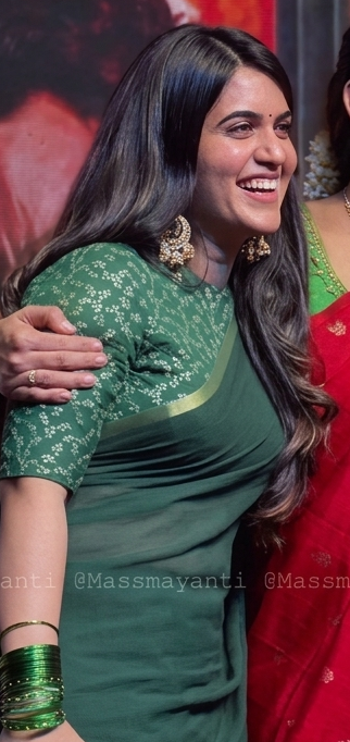 MassMayanti's tweet photo. saree lo sravanthi shapeluuuu abhaaa 💚💚 https://t.co/hH0byQdDLH