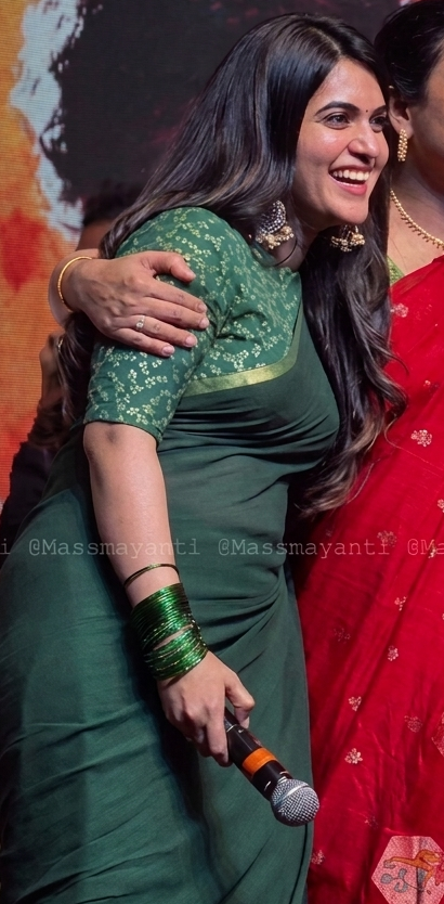 MassMayanti's tweet photo. saree lo sravanthi shapeluuuu abhaaa 💚💚 https://t.co/hH0byQdDLH