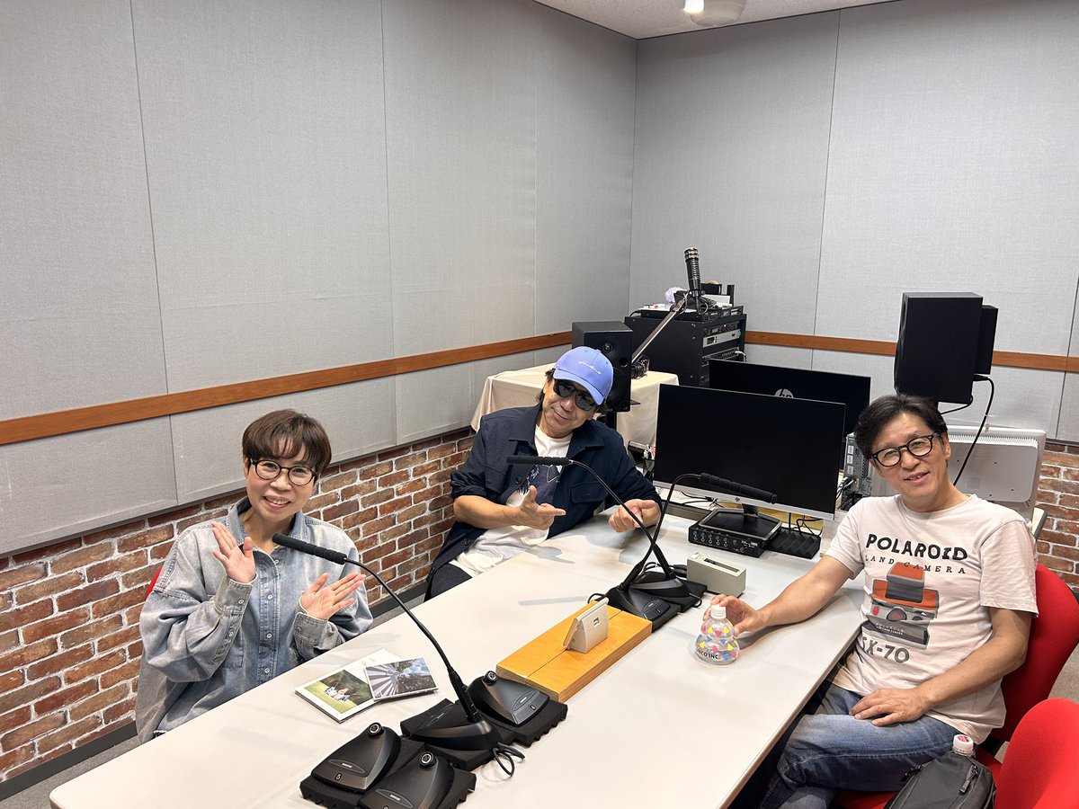 Kaoru_Abe's tweet photo. 木根さんと小原さんのラジオ収録

参加して参りました

恐れ多くもフォトコンの審査員

皆さんから送られた写真

素晴らしかったです

キャプション説明無い作品に

妄想広げて騒ぎましたが

どうぞお許しを

喋り過ぎ、笑いすぎで

気がついたらほぼ5時間

木根さんの笑いの神

有難う！ https://t.co/r3mceIugO5