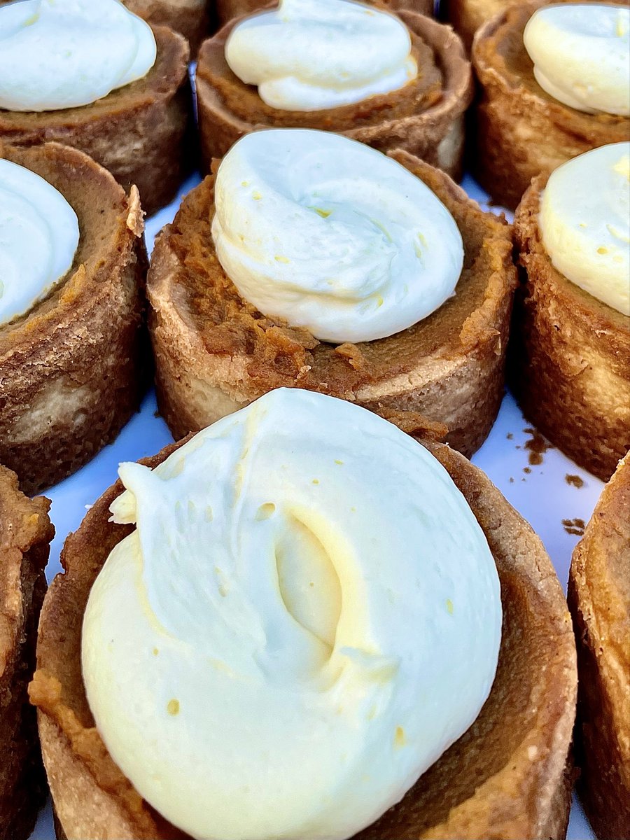 TorontoFoodBlog's tweet photo. Open Streets Hamilton was pretty lit this year. We walked the whole length and back, which gave us plenty of time to decide that the best thing we put in our mouths were the sweet rolls from Sharpe Cravings.

Now that’s how you usher in pumpkin-spice season properly! #hamont https://t.co/8Y0WVUNNBw