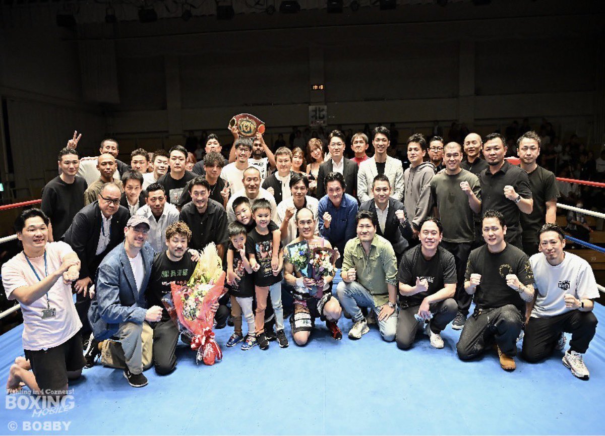 brandnewbox2014's tweet photo. ボクシング人生ラストの試合、応援ありがとうございました。

試合を受けて下さった松岡選手にも感謝です。

ボクシングを通して出会った皆様が本当の宝物です。

20年間、またアマを入れると26年間、こんな自分を支えて下さり、本当にありがとうございました。

写真はプロ＆アマの戦友達と。 https://t.co/qcQmUzmVA3