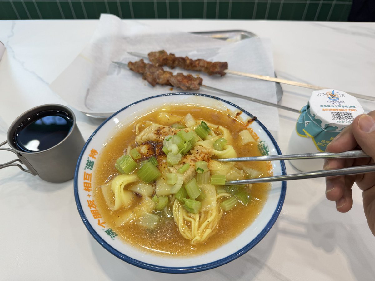 Felix_Shuai's tweet photo. #乌鲁木齐餐饮 这家黄面专卖店开了好多家，今天第一次去吃，店铺的产品和装修都能看出花了点心思，属于普通黄面店的升级版，黄面凉皮的味道还行，烤肉挺好，汁水保留的不错，不知道是不是电烤容易控制温度。建议来新疆旅游的朋友们都尝尝黄面+烤肉。筷子🥢和水杯是我自带的，减少一次性用品消耗 https://t.co/89yBps0554