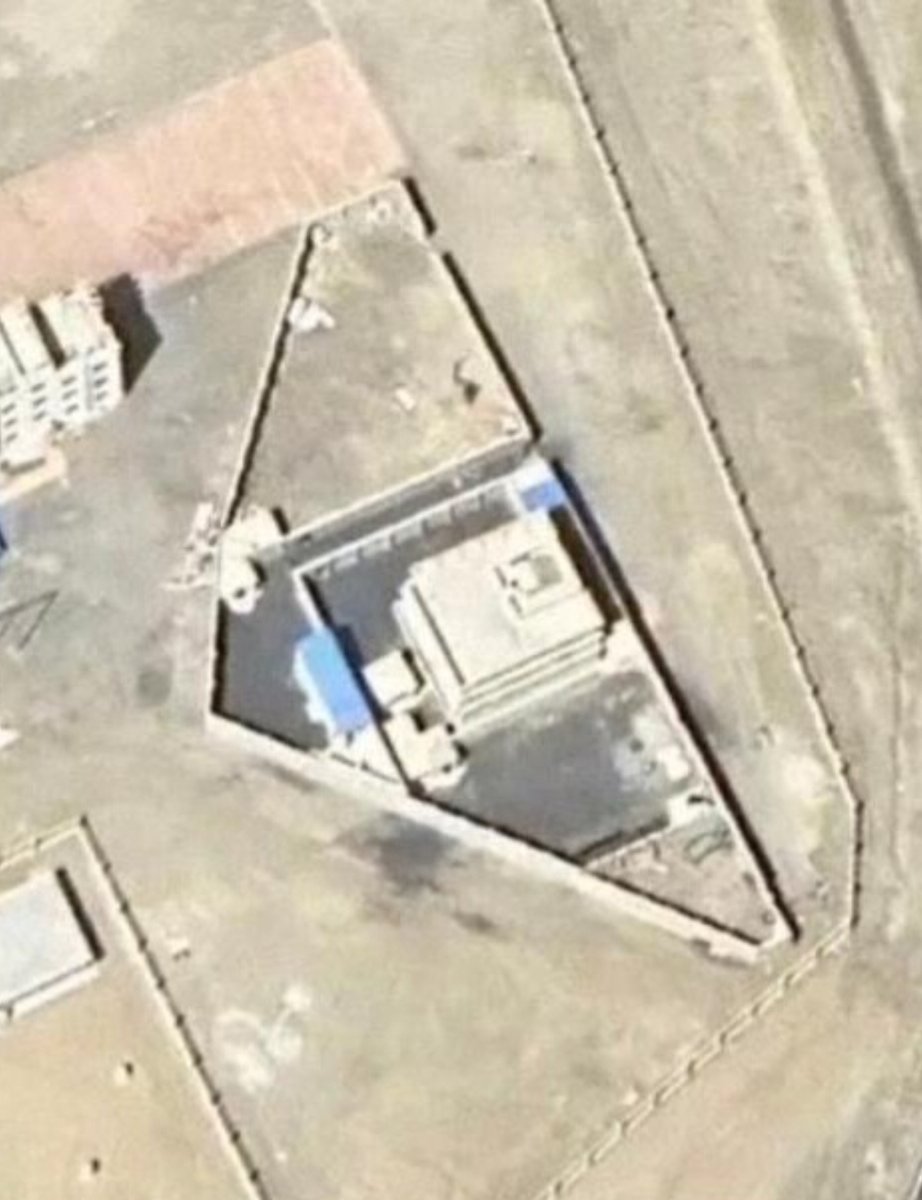 specialopsmag's tweet photo. Around 2015, China built a near-exact scale replica of the bin Laden compound as a SOF training facility.

It’s a copy of the same three-story house US Navy SEALs raided in Pakistan in 2011, with the high perimeter walls, small windows, and same floor plan. https://t.co/XG33L6wapt