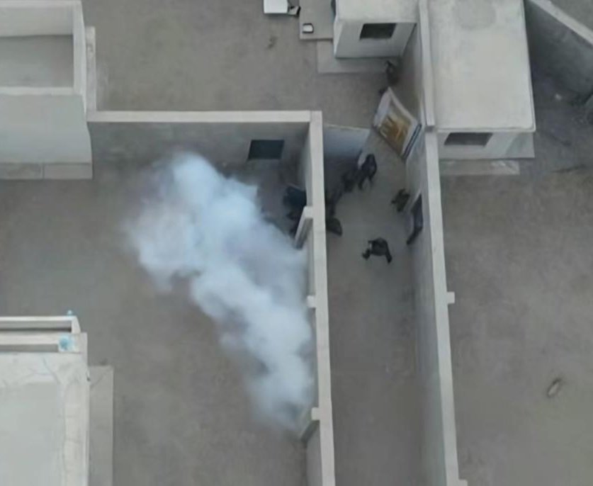 specialopsmag's tweet photo. Around 2015, China built a near-exact scale replica of the bin Laden compound as a SOF training facility.

It’s a copy of the same three-story house US Navy SEALs raided in Pakistan in 2011, with the high perimeter walls, small windows, and same floor plan. https://t.co/XG33L6wapt
