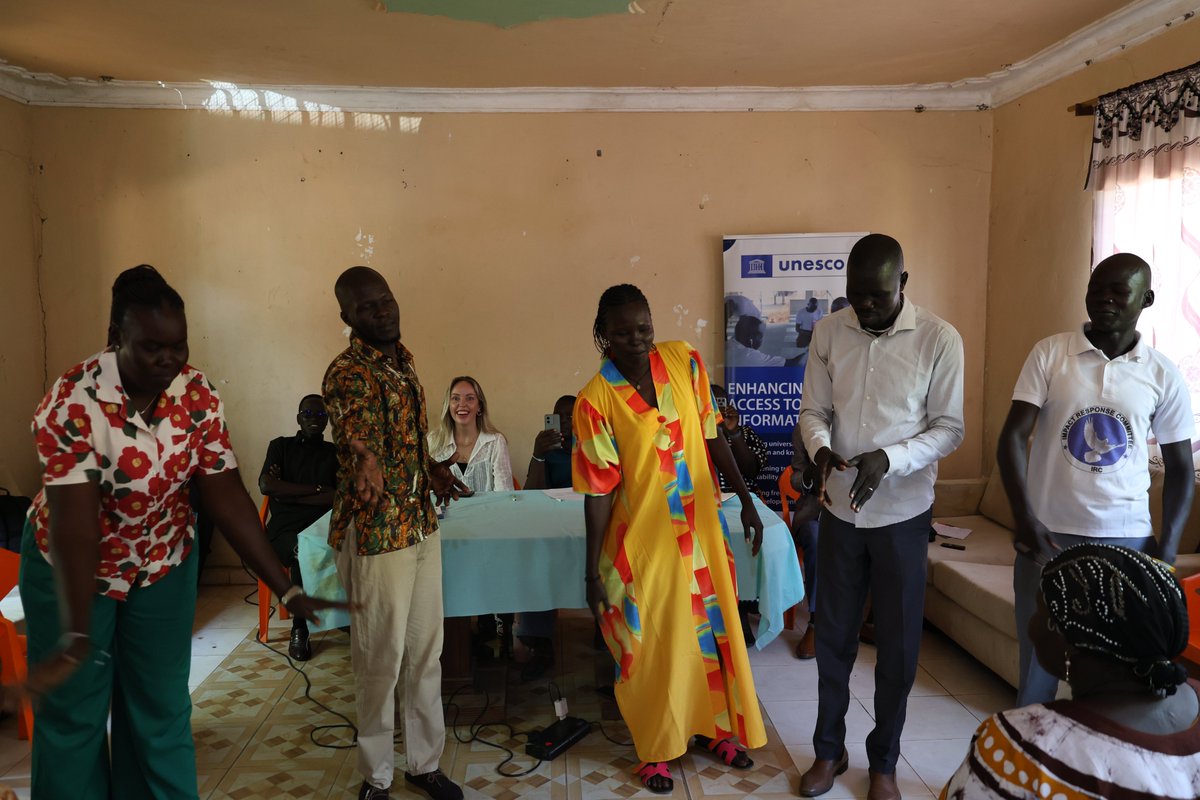 UnescoJuba's tweet photo. 📻 Everyone has the right to access information.
Today, UNESCO was in Terekeka to mark #AccessToInfo Day, as volunteers train ahead of the launch of the community’s first radio station.
With @jica_direct_en support, Terekeka is turning the right to information into reality.🎙️🇸🇸 https://t.co/ZLB6e7fY4N